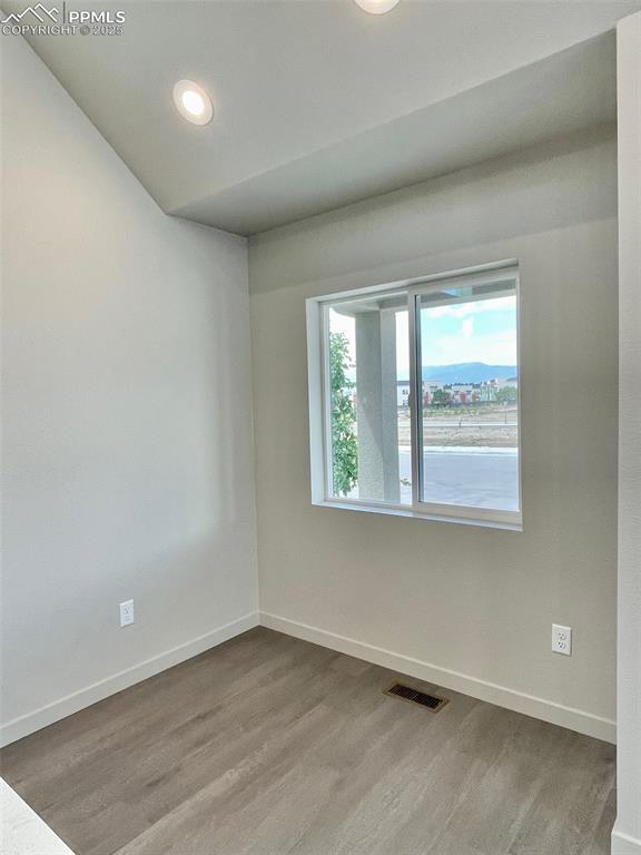 Image 19 of 20: Bedroom