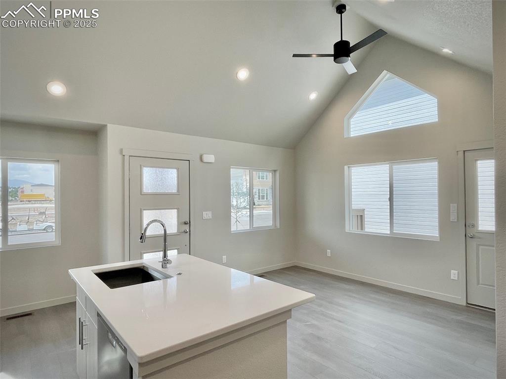 Image 7 of 20: Kitchen