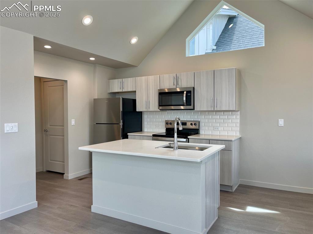Image 8 of 20: Kitchen