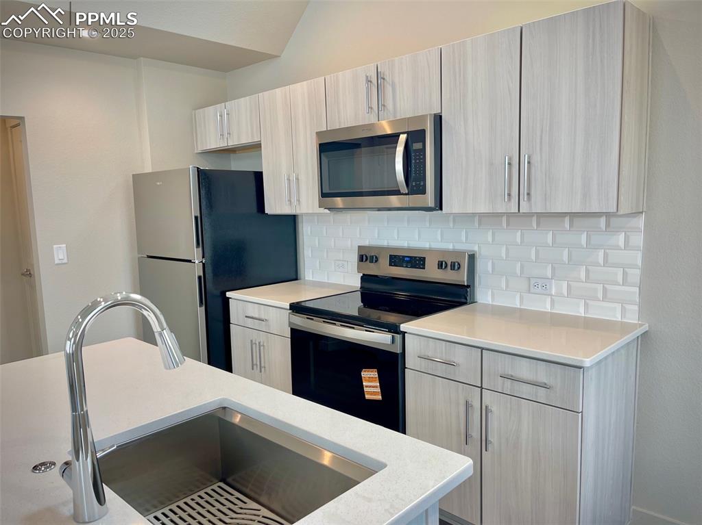 Image 9 of 20: Kitchen