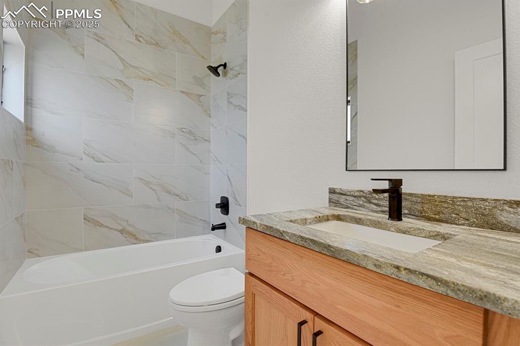 Image 21 of 49: Upper level en-suite bath