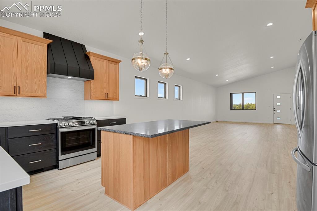 Image 27 of 49: Kitchen