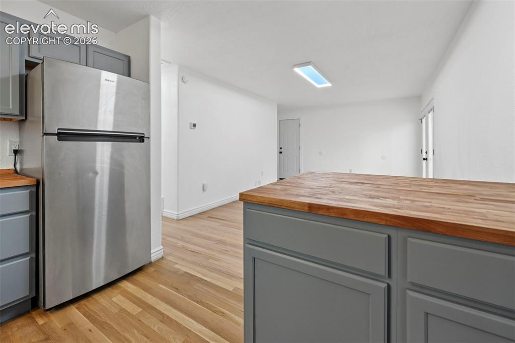 Image 10 of 23: Kitchen