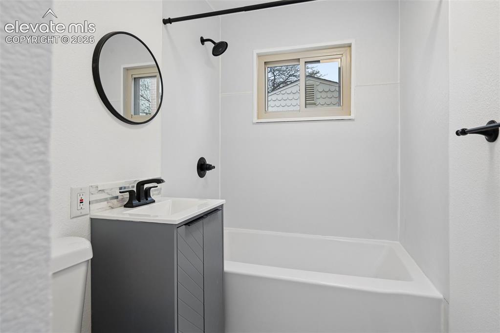 Image 14 of 23: Bathroom