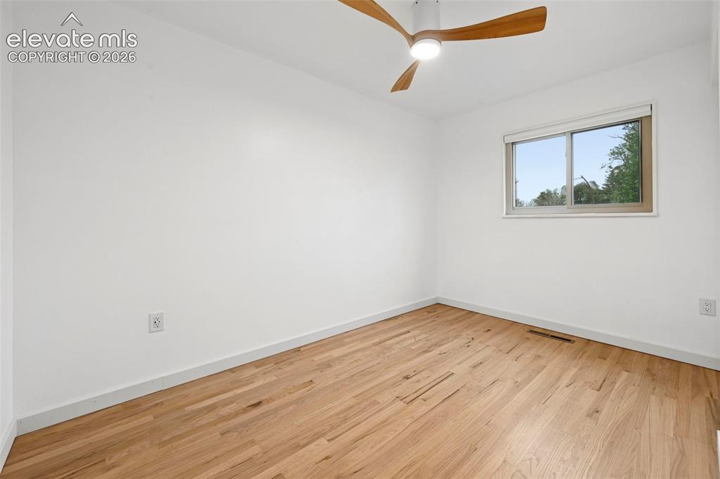 Image 17 of 23: Bedroom