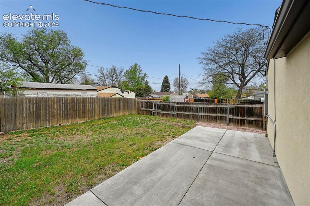 Image 19 of 23: Yard