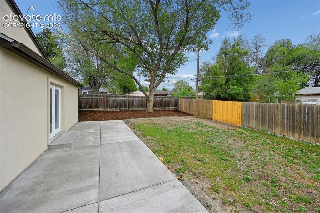 Image 20 of 23: Yard