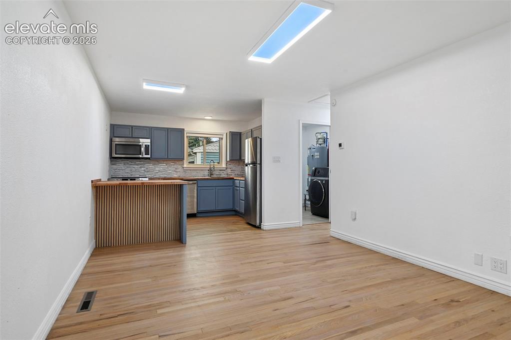 Image 4 of 23: Kitchen
