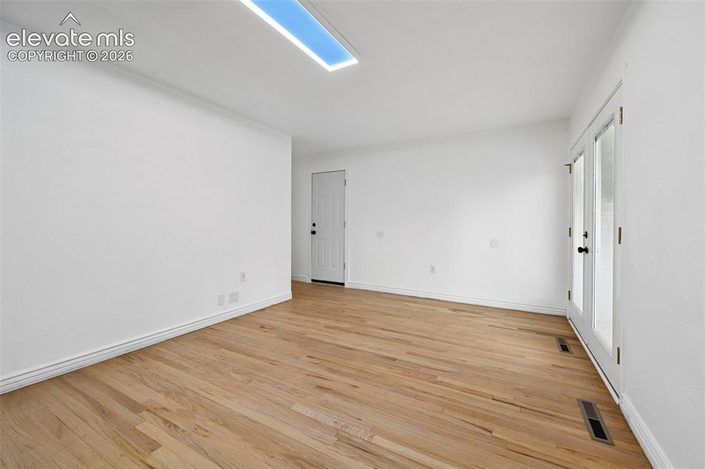 Image 5 of 23: Living Room