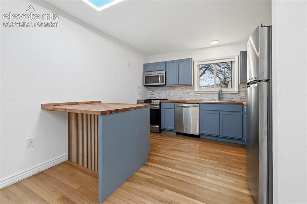 Image 7 of 23: Kitchen