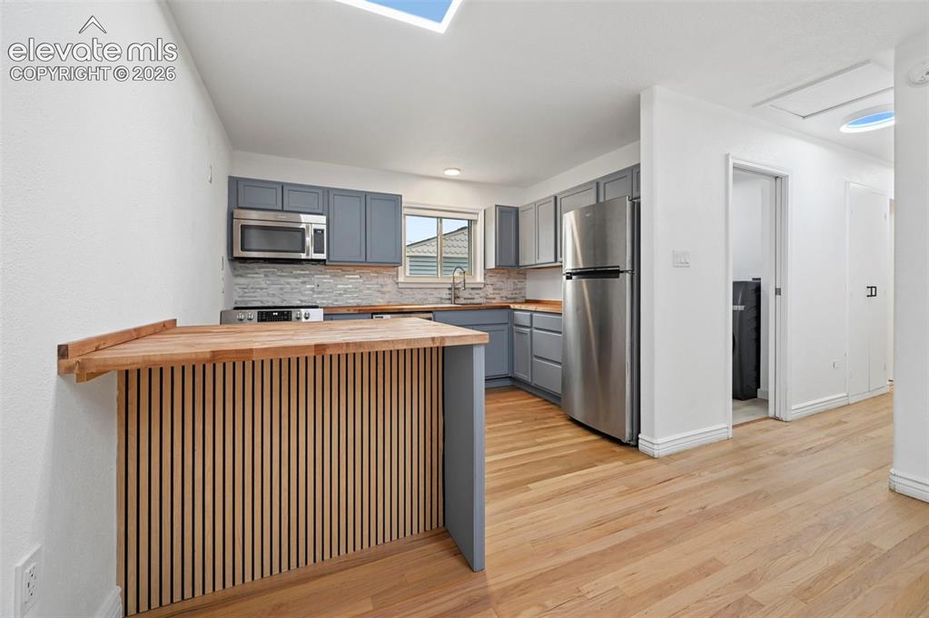 Image 8 of 23: Kitchen