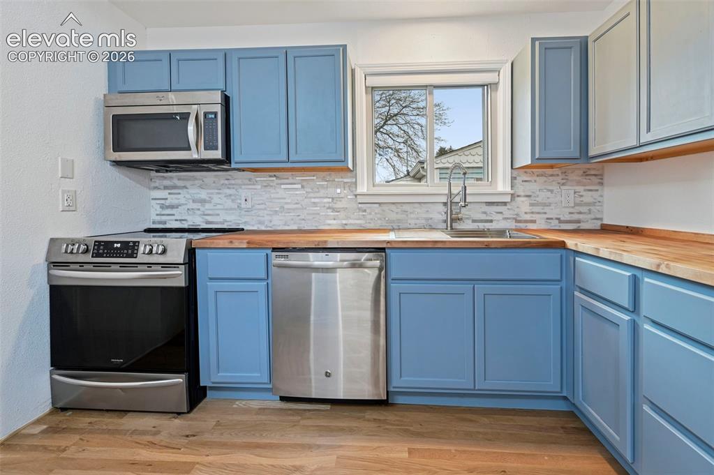 Image 9 of 23: Kitchen