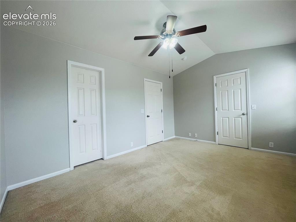 Image 18 of 25: Bedroom