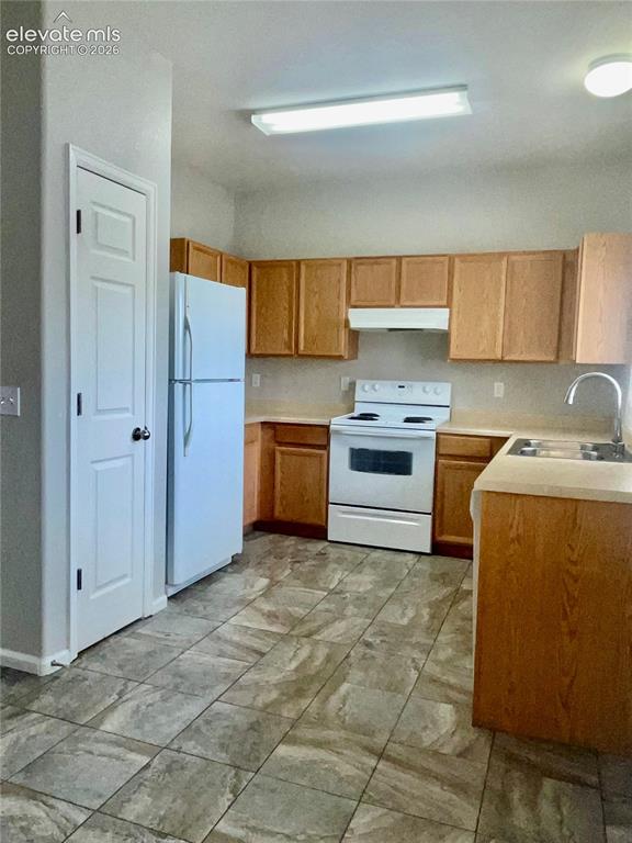 Image 7 of 25: Kitchen