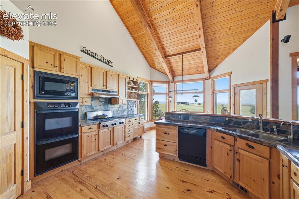 Image 10 of 50: Kitchen