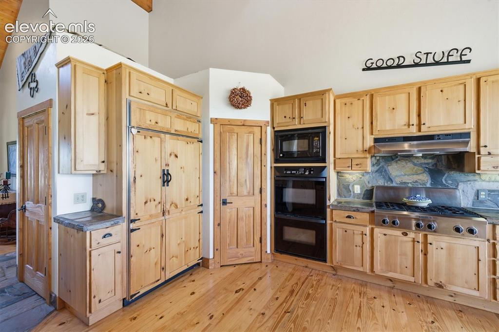 Image 11 of 50: Kitchen