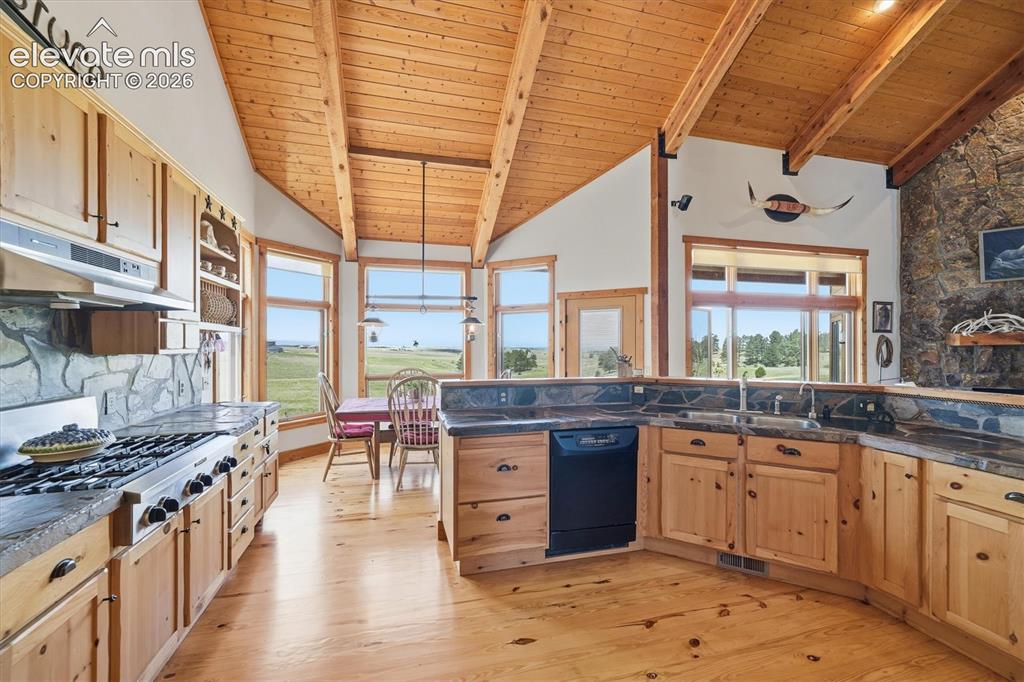 Image 12 of 50: Kitchen