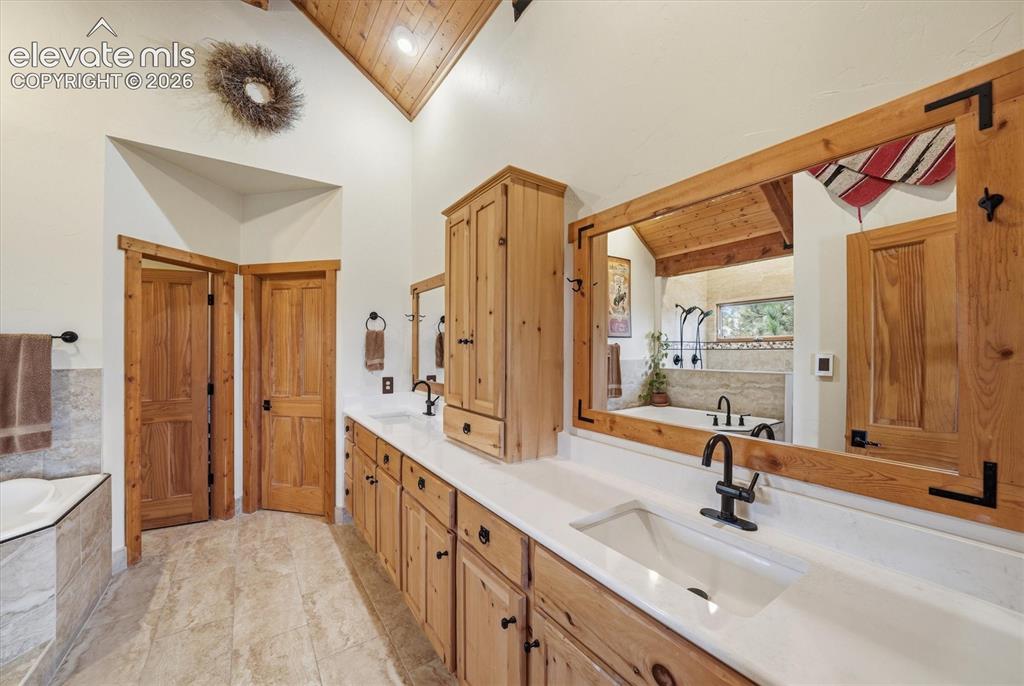 Image 18 of 50: Bathroom