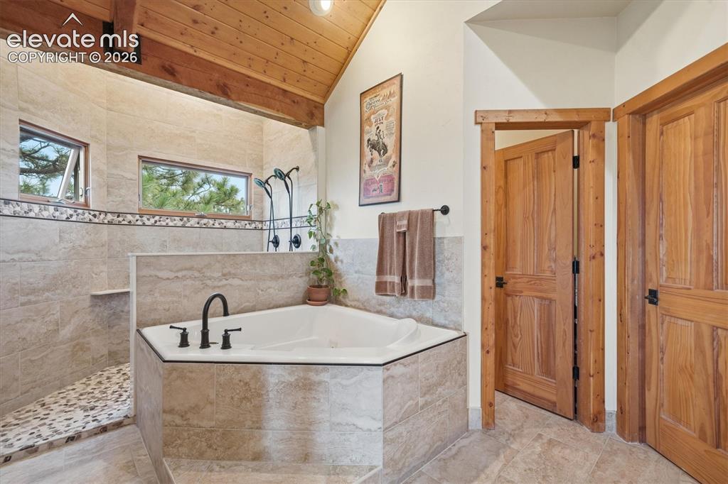 Image 19 of 50: Bathroom