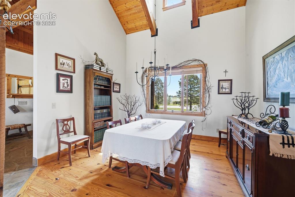 Image 7 of 50: Dining Area