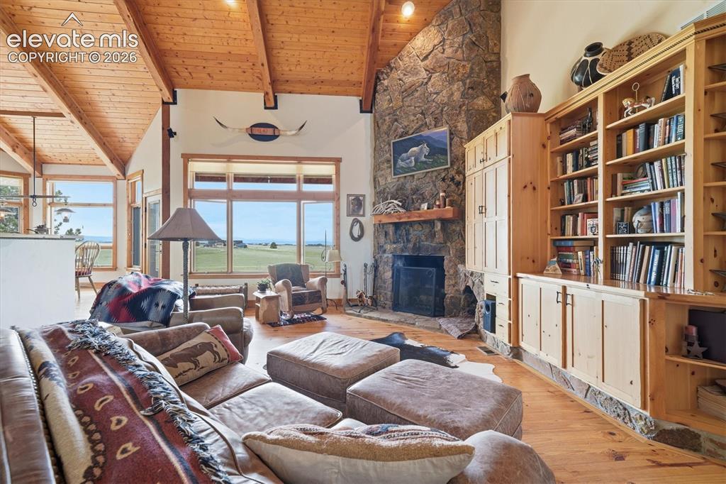 Image 8 of 50: Living Room
