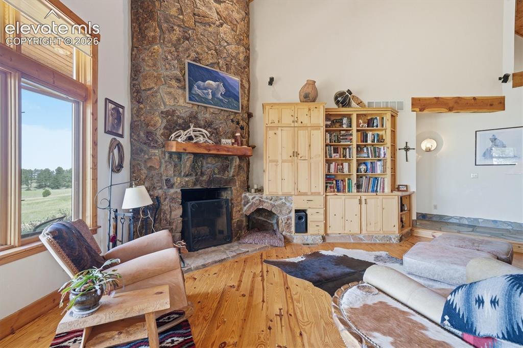 Image 9 of 50: Living Room