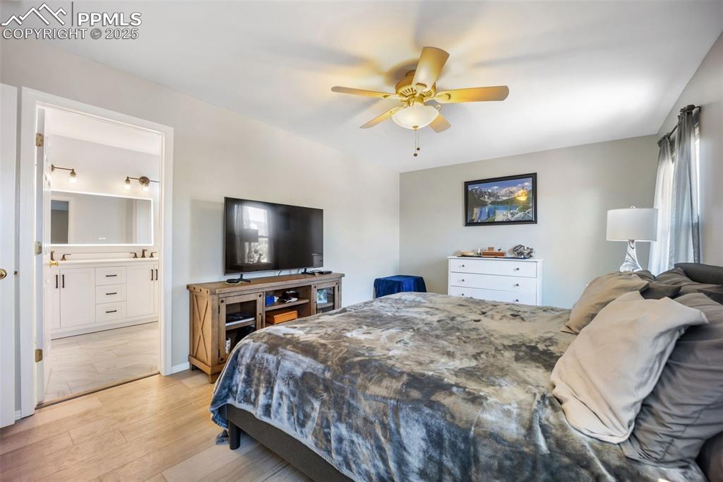 Image 17 of 49: Bedroom