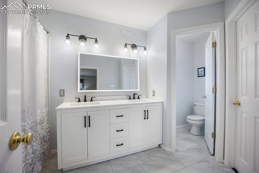 Image 18 of 49: Bathroom