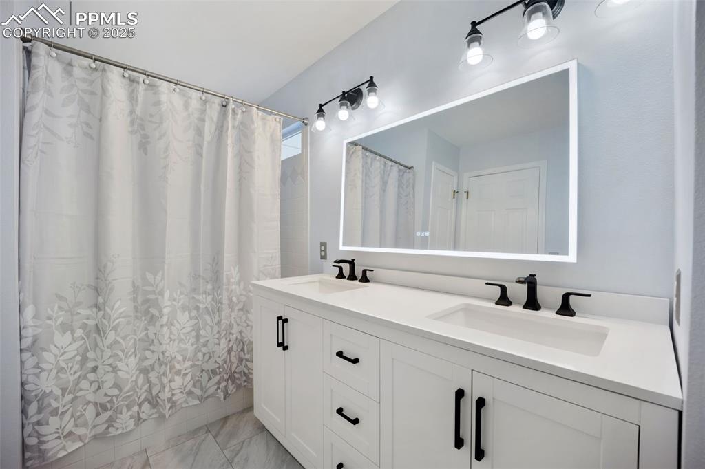 Image 19 of 49: Bathroom