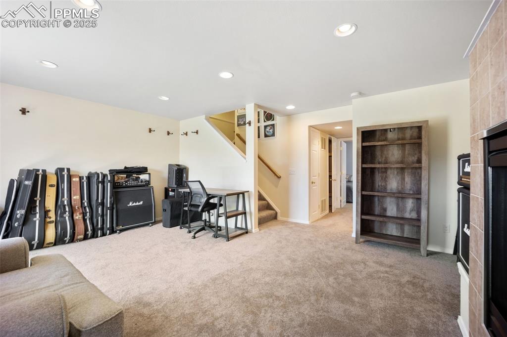 Image 31 of 49: Office