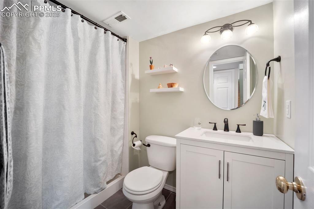 Image 33 of 49: Bathroom