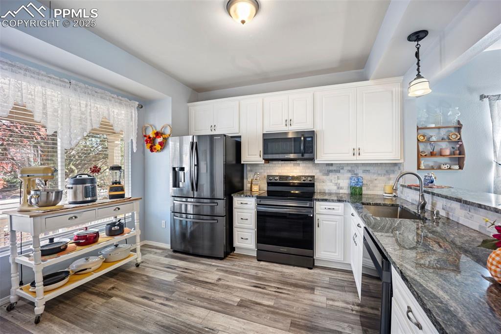 Image 4 of 49: Kitchen