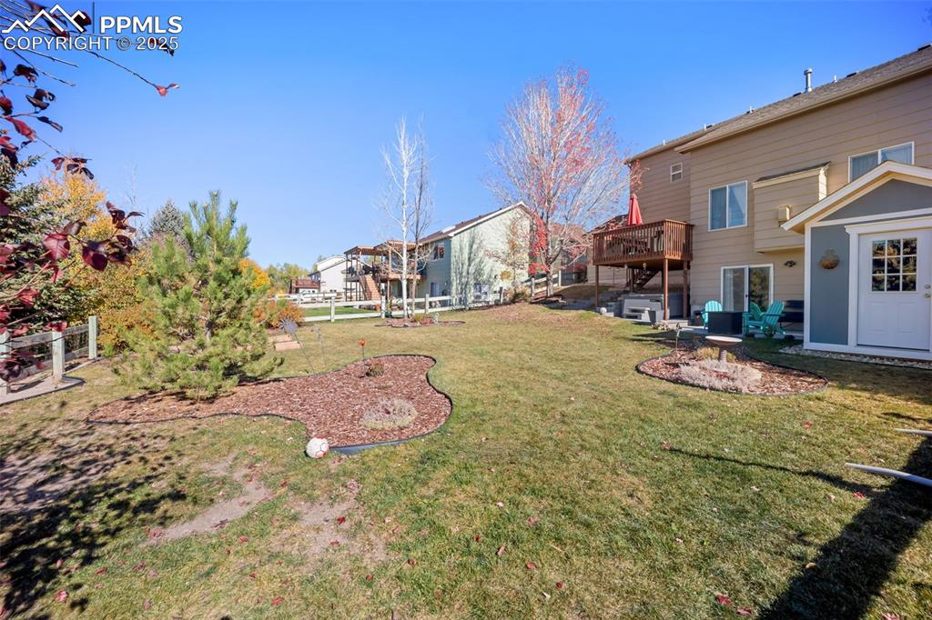 Image 42 of 49: Yard