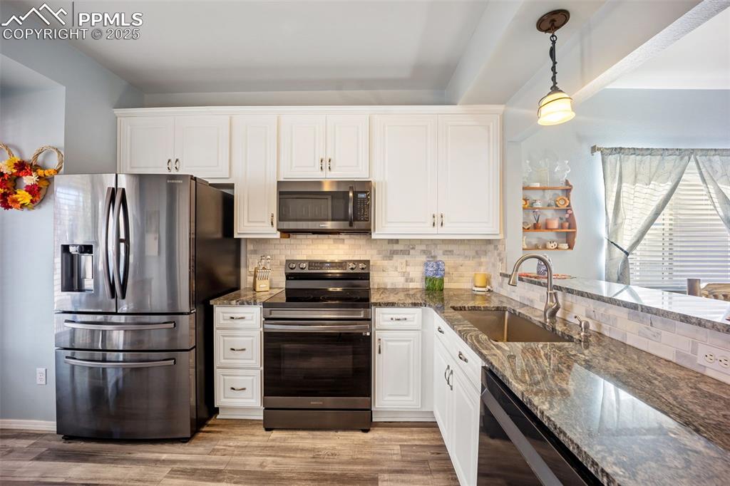 Image 5 of 49: Kitchen