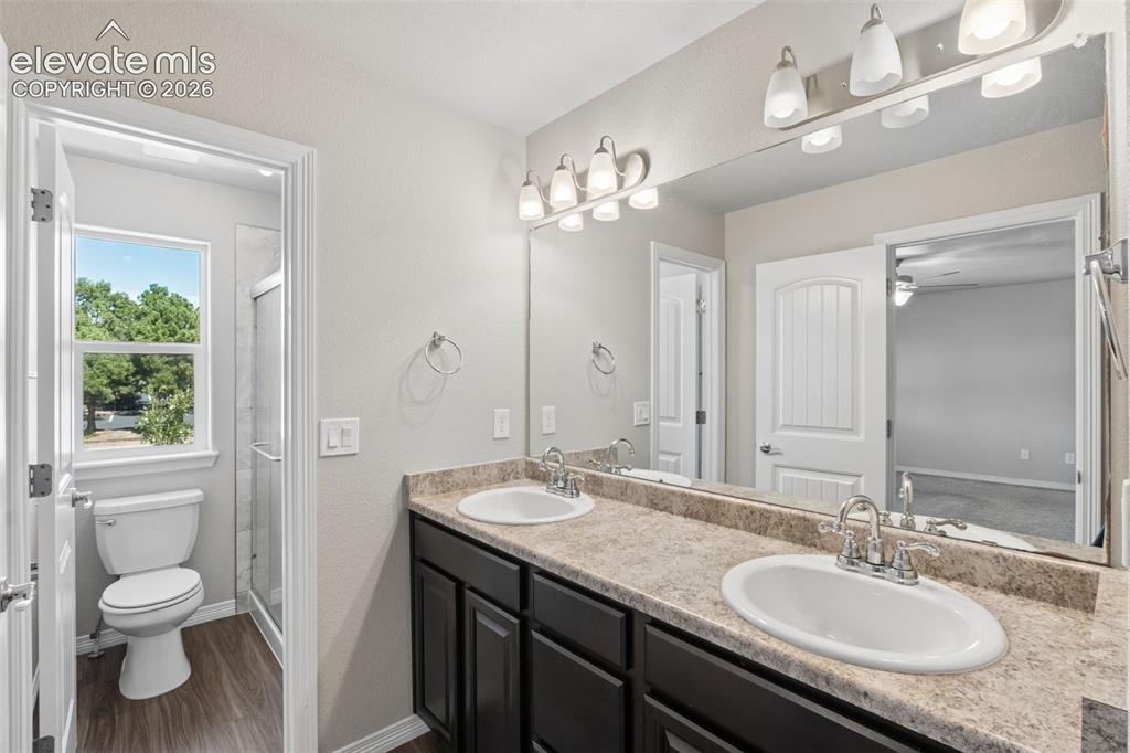 Image 11 of 16: Bathroom