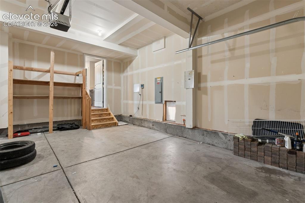 Image 16 of 16: Garage