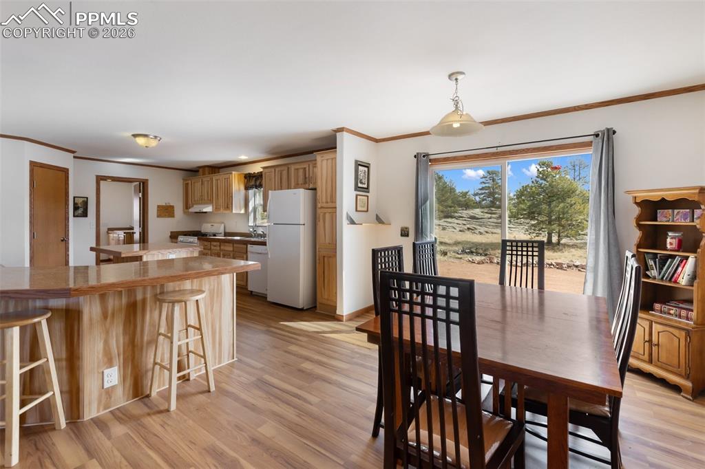 Image 11 of 49: Dining Area