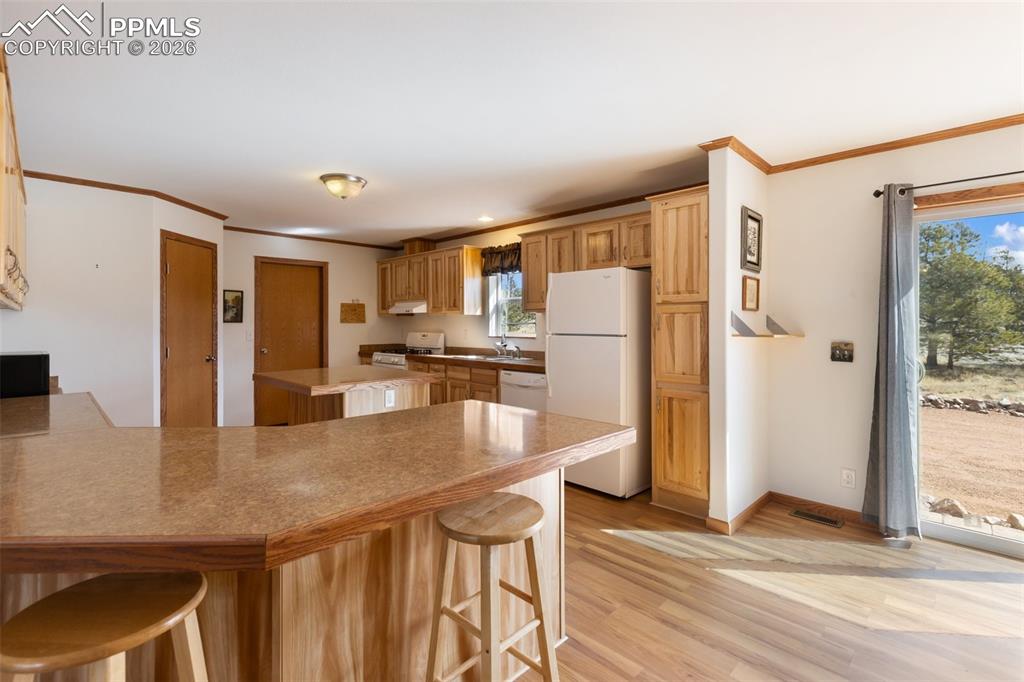 Image 13 of 49: Kitchen