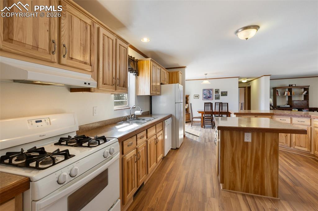 Image 14 of 49: Kitchen