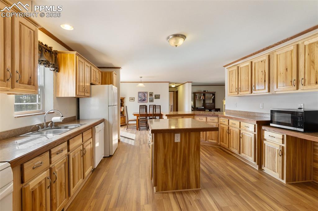 Image 15 of 49: Kitchen