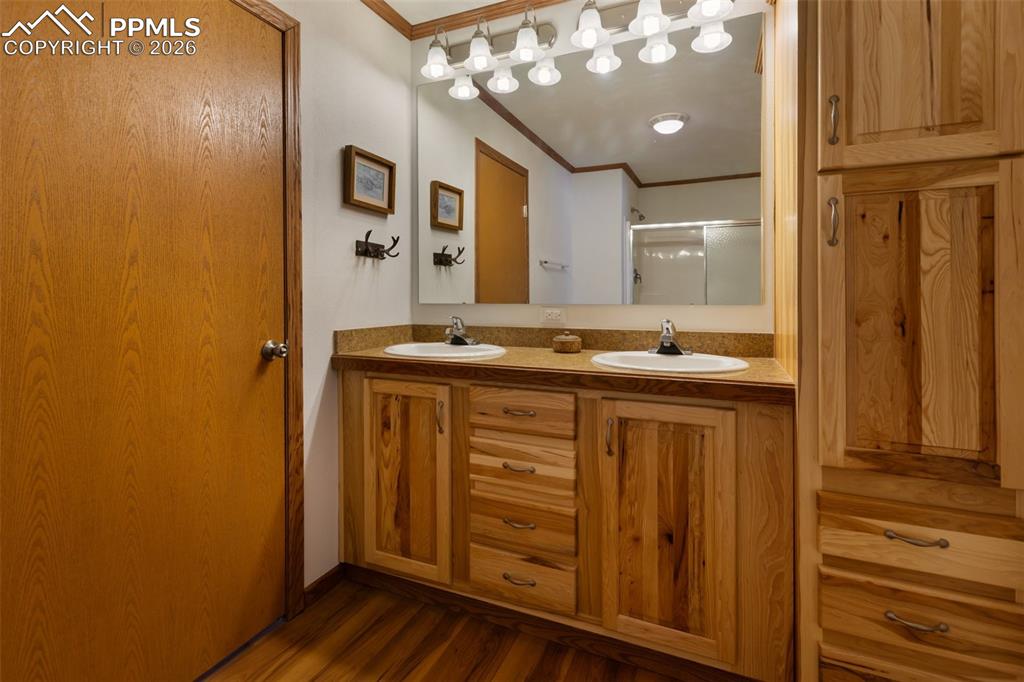 Image 21 of 49: Bathroom