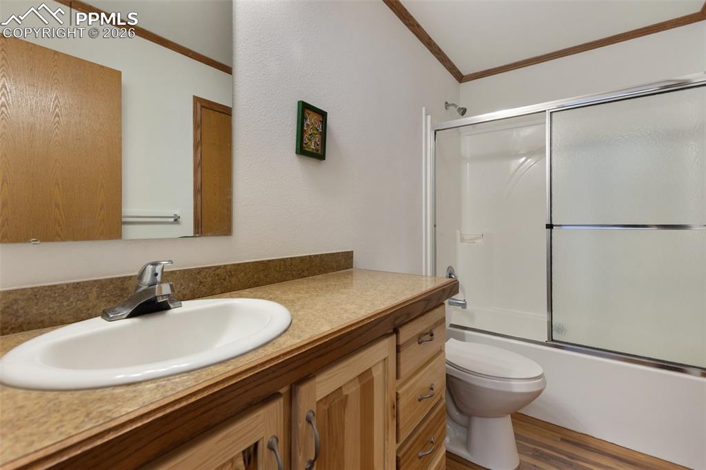 Image 23 of 49: Bathroom