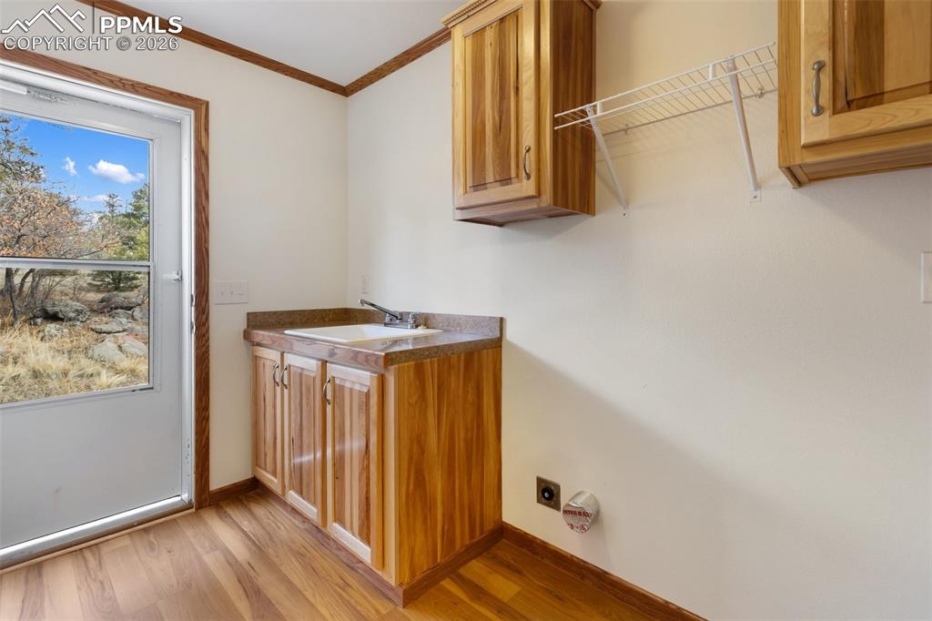 Image 32 of 49: Laundry