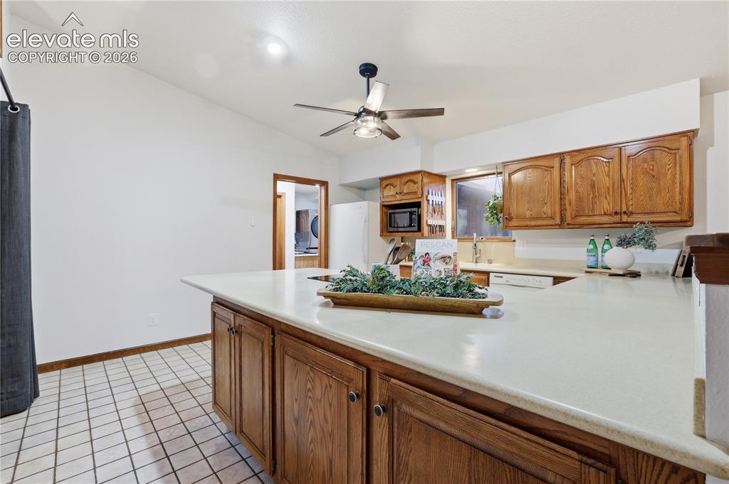 Image 14 of 50: Kitchen