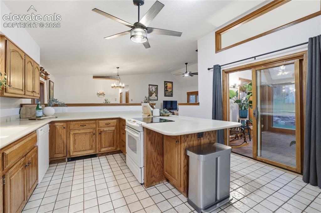 Image 15 of 50: Kitchen