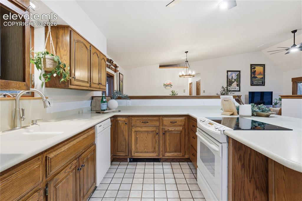 Image 16 of 50: Kitchen