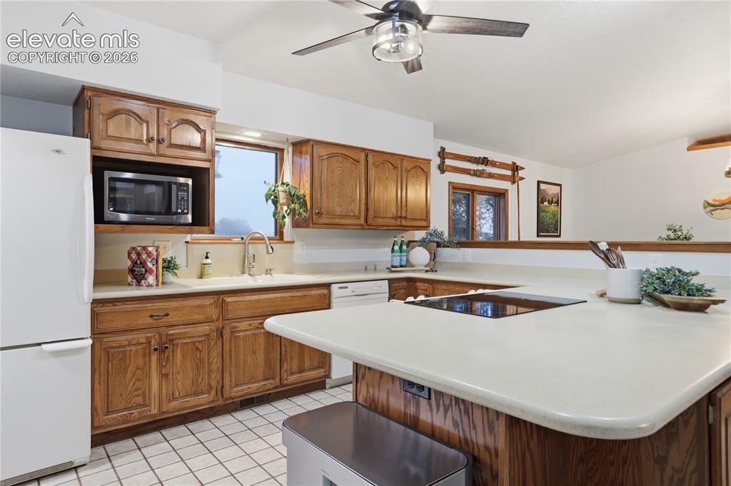 Image 17 of 50: Kitchen