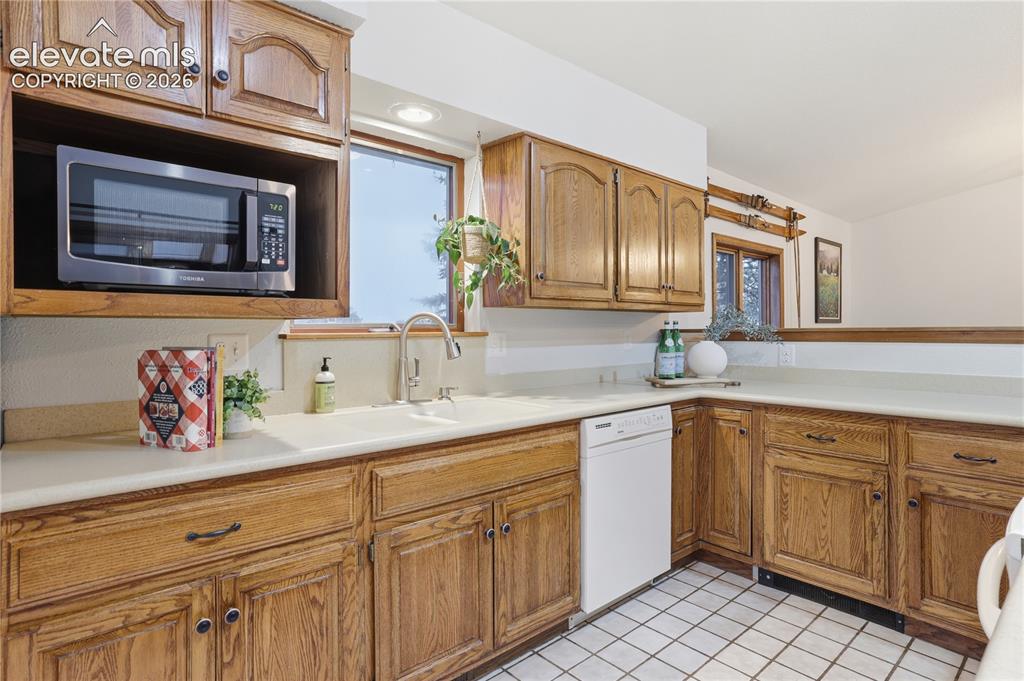 Image 18 of 50: Kitchen