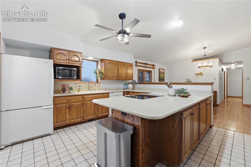 Image 19 of 50: Kitchen