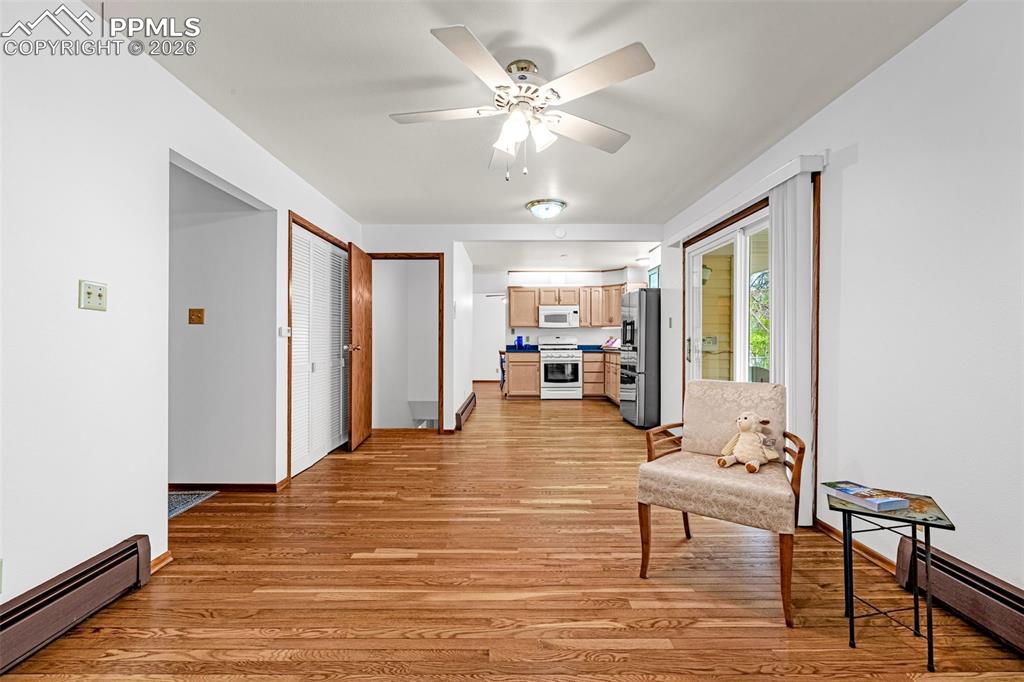 Image 13 of 44: Open space concept between the kitchen and the family room 